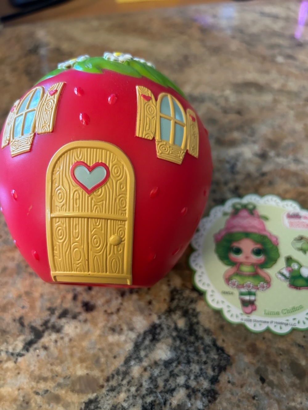 L.O.L. Surprise! Strawberry Playhouse - Red, Yellow, Green
